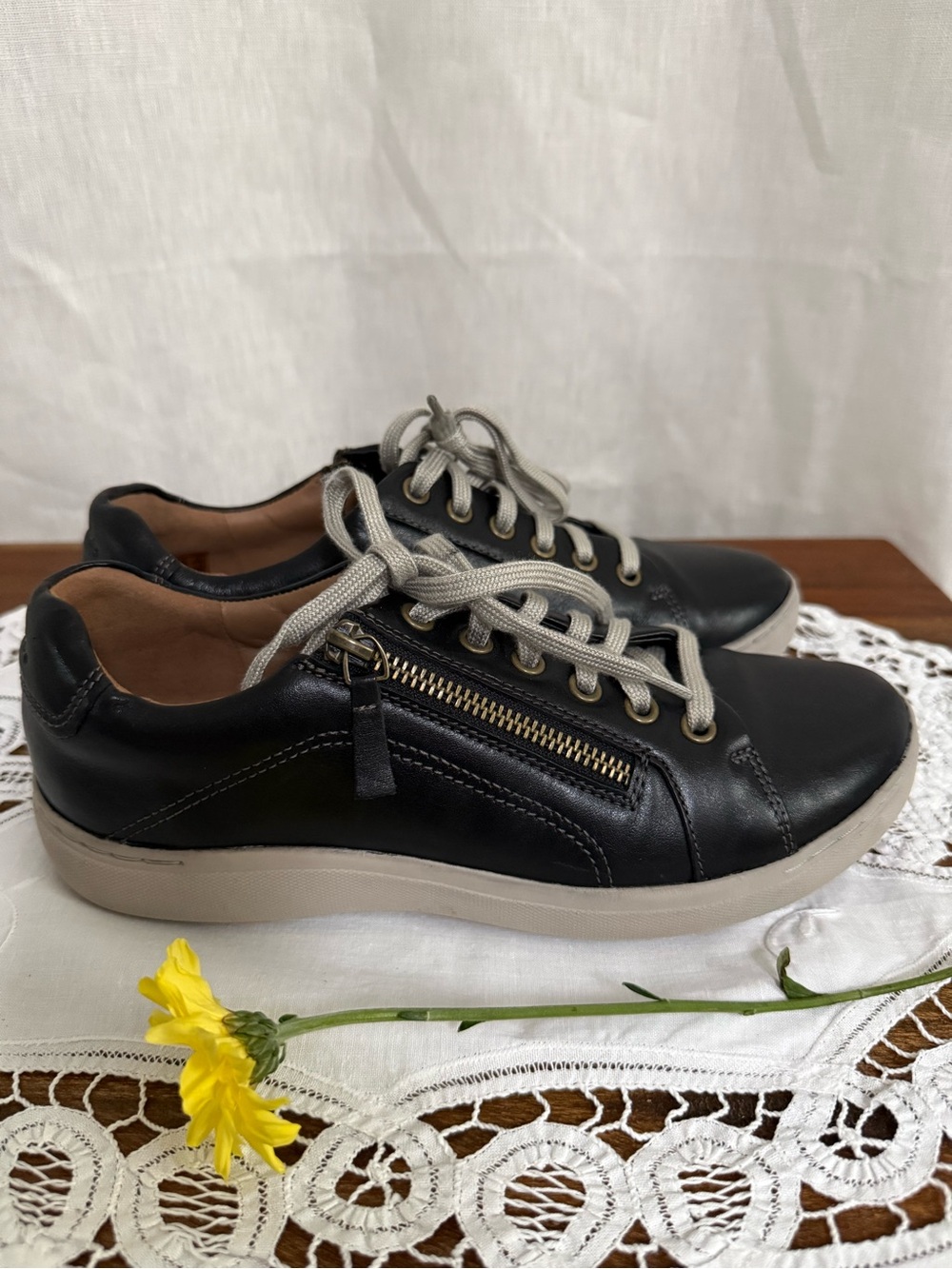 Clarks Nalle Lace Black Leather Sneakers 7.5 M Comfort Walking Shoe Zip Near New